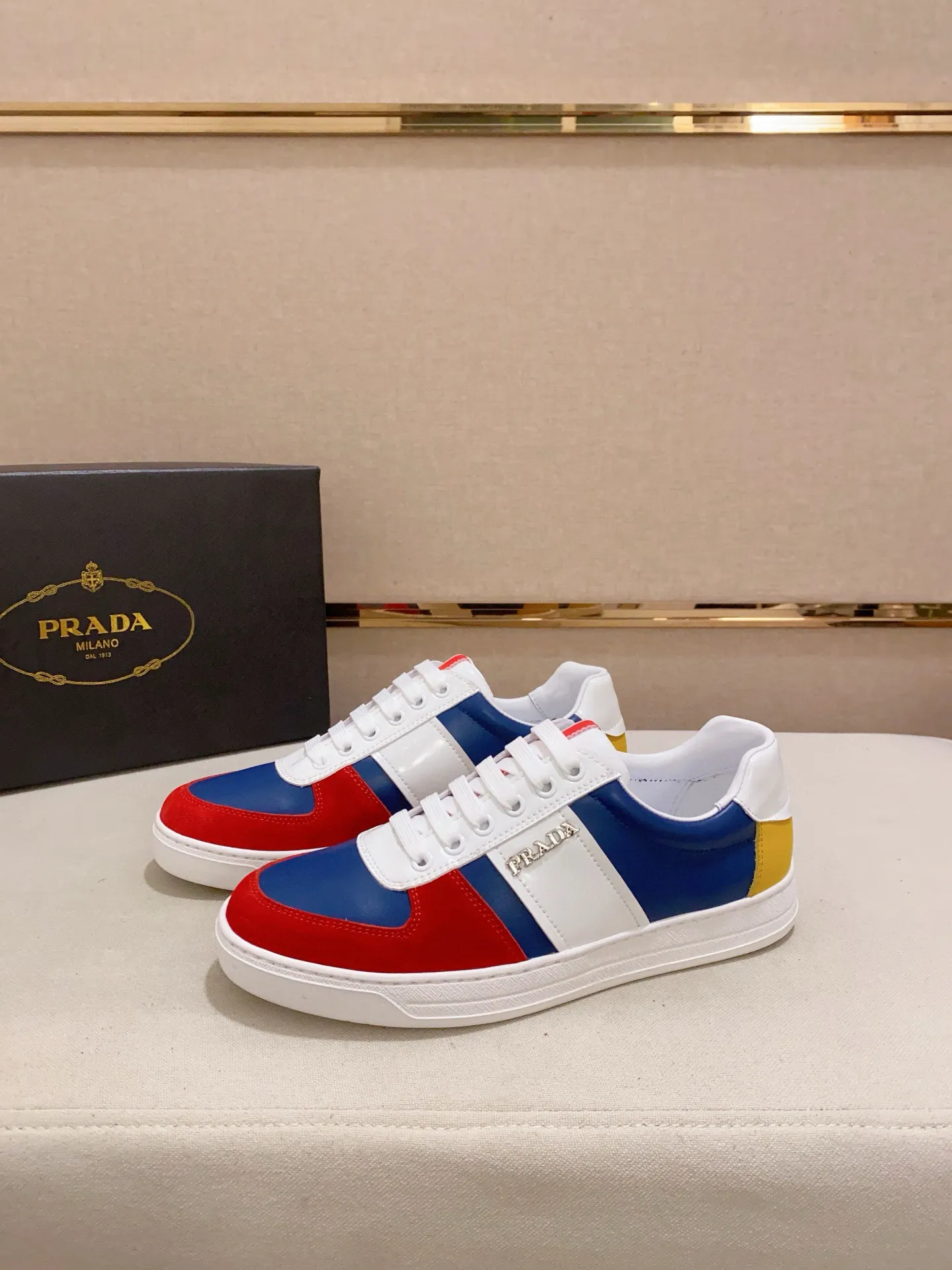 Men's shoes 💰: 440💰 [Prada～Prada] Trendy new models are on the market. Same style as the official website. Counter quality. Original matching. [Strong] [Strong] Selected first-layer cowhide fabric. Comfortable and breathable sheepskin lining, fine workmanship, upper layer made of 100% pure cowhide, original last shape, comfortable on the feet, shoe sizes 38 to 44